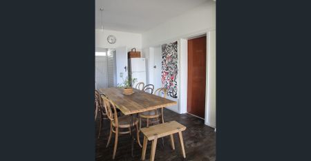 Commute with ease/ Work from home ! Renovated, open plan living, walkable lifestyle, close to transport and shops. - Photo 4