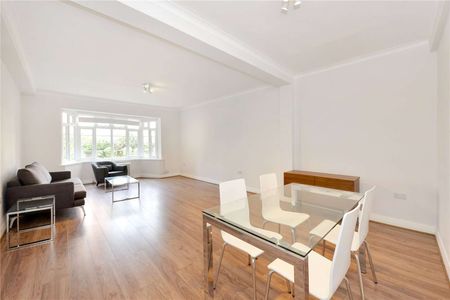 Three bedroom apartment set in portered block with private parking and wooden floors throughout. - Photo 3