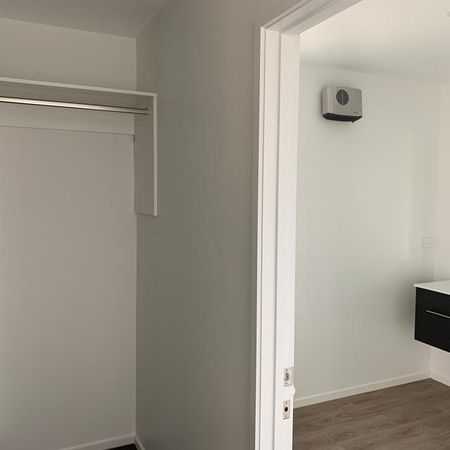 Sunny 4 Bedroom/2 bathroom Home - Photo 3