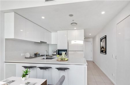 Modern 2 Bedroom Unit in Prime Location - Photo 3