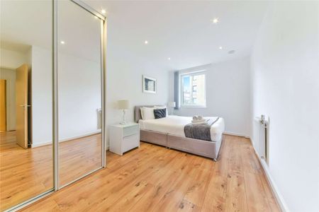 We are pleased to offer this beautifully presented and superbly finished three bedroom apartment to the lettings market. - Photo 5