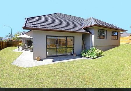 Charming 4BR Family Home in Flat Bush! - Photo 4