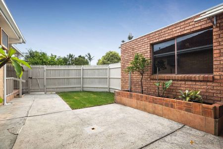 GREAT LOCATION | 3 BEDROOM | LOW MAINTENANCE - Photo 5