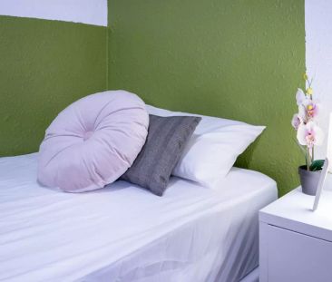 Double bed in Room in a shared 8-bedroom apartment for rent in La X... - Photo 5