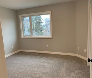 Like New Duplex! Modern 3 Bedroom, 2.5 Bathroom Home - Photo 6
