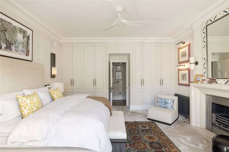 An exceptional four bedroom, newly refurbished apartment on a desirable road in Chelsea - Photo 5