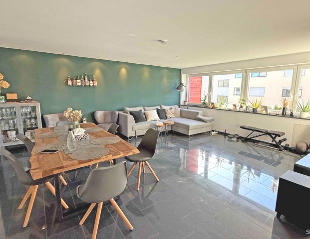 Modern, exklusiv, einmalig! 3 Zimmer-Wohnung mit terrassenartigem Balkon und hochw. Einbauküche. - Photo 1