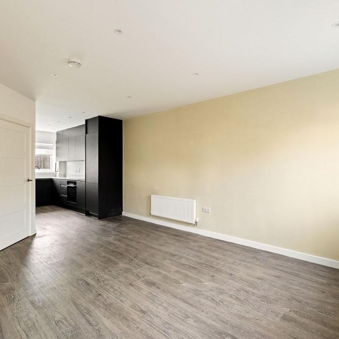 4 bedroom end of terrace house to rent - Photo 1