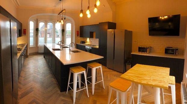 14 bedroom flat to rent - Photo 1
