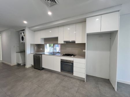 Modern 2 Bedroom Apartment - Photo 4