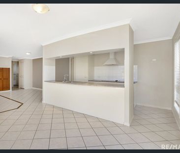 Spacious Family Home in Sought-After Mudgeeraba Location - Photo 6