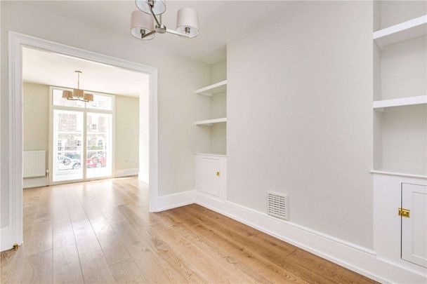 This charming period house is a contemporary family home set over 3 floors. Not suitable for sharers. - Photo 1