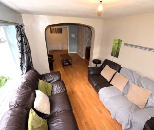 6 bedroom House in Moor Park Drive, Leeds - Photo 4