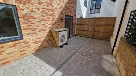 39 The Droveway - Photo 4