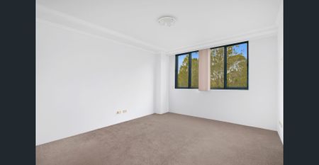 Very spacious 2 bedroom apartment in ever popular Kimberley Estate. - Photo 2