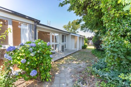 Close to UC, Upper Riccarton 8 bedrooms, 3 bathroom areas and 2 living spaces - Photo 2