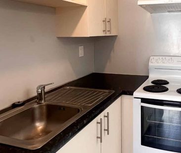 Spacious one bedroom townhouse, centrally located, with garage! - Photo 5