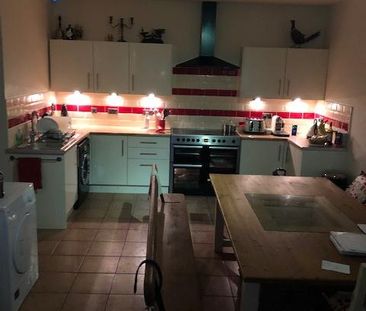2 bedroom end of terrace house to rent - Photo 1
