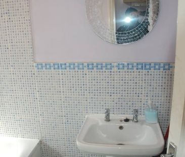 Bedsit, King's Cross Road, WC1X - Photo 4