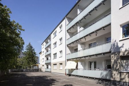 Top Lage ! 2022 Sanierte/Renovierte 1-Zimmer Wohnung mit Balkon in Stadtlage - Photo 2