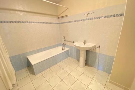 La londe loue dans village 3 PIECES AVEC TERRASSE - Photo 4