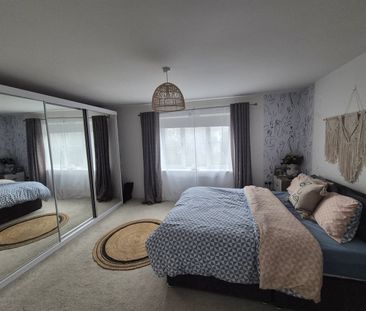 3 Bed Semi-Detached House, Verde Close, LU2 - Photo 2