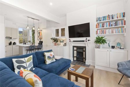 SHORT LET - A stunning three bedroom split-level flat with roof terrace - Photo 2