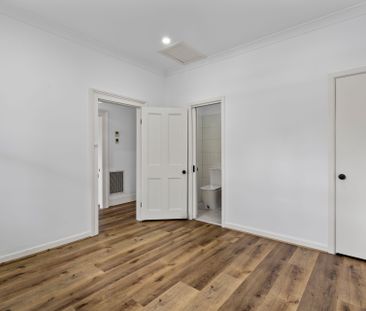 Charming, Fully Refreshed 3-Bedroom Home in a Prime South Melbourne... - Photo 2