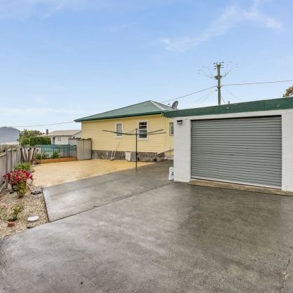 Spacious family home with outdoor undercover entertainment area - Photo 1