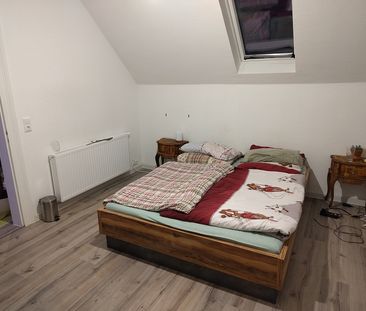 Charmante 3 Zimmer-Dachgeschosswohnung mit Gartenanteil in stadtnah... - Photo 2