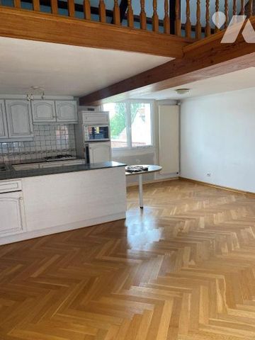 Au 1er étage, appartement T2 en duplex Un séjour avec cuisine équipée, une chambre, une pièce, ... - Photo 4