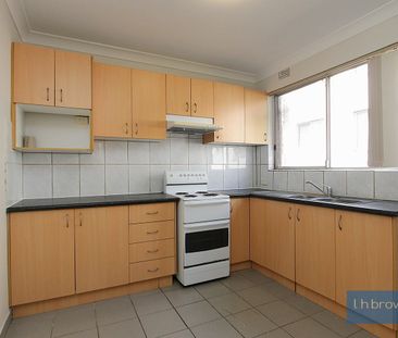 SPACIOUS TWO BEDROOM TOWNHOUSE STYLE UNIT IN PRIME LOCATION!! - Photo 3