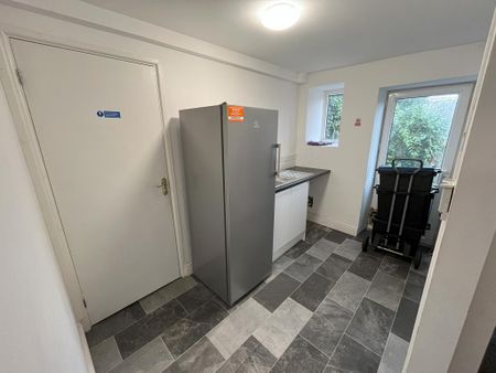 1 bedroom in a house share to rent - Photo 4