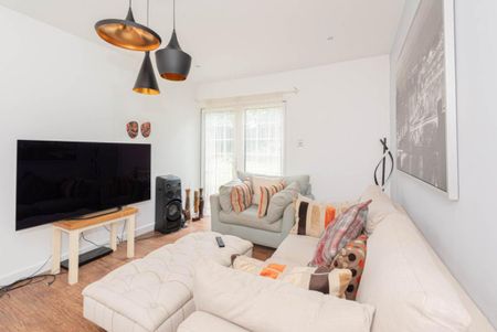 5 bedroom detached house to rent - Photo 2