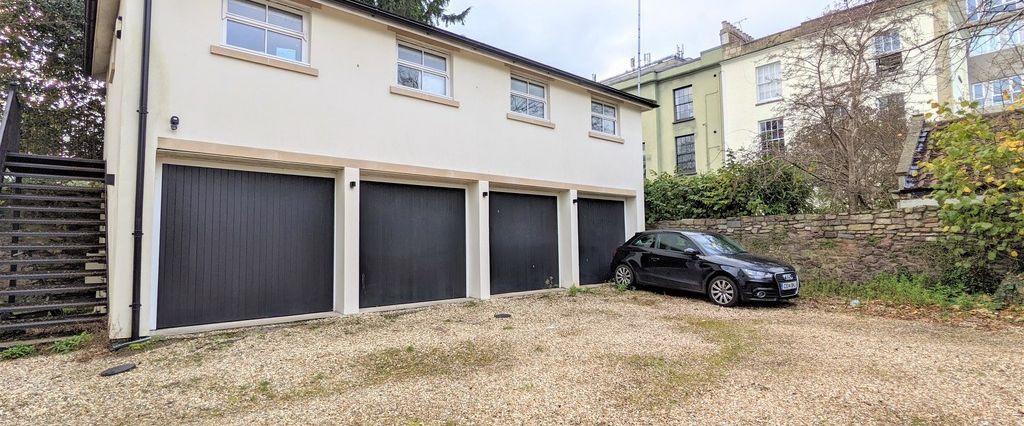 2 Bed Flat, Wetherell Place, BS8 - Photo 1