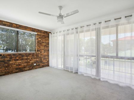 3 BEDROOM TOWNHOUSE LOOKING OVER THE OCEAN - Photo 3