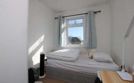 *** STUDENT PROPERTY *** A large four bedroom student home in Filton. Available on a furnished basis in August. Bills excluded. - Photo 5