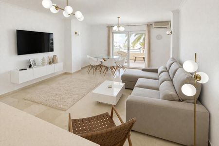 Middle Floor Apartment in Estepona - Photo 2