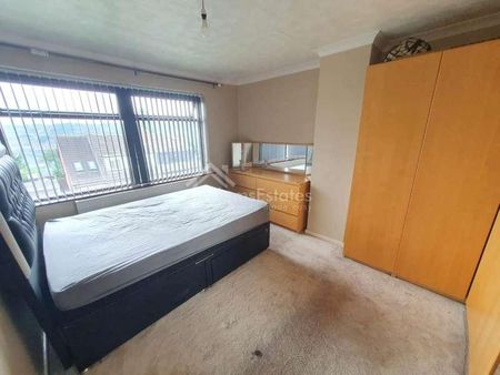 Wayne Close, Batley, WF17 - Photo 2