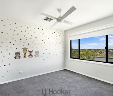 Elegant 3-Bedroom Townhouse - Designed for Effortless Living - Photo 5