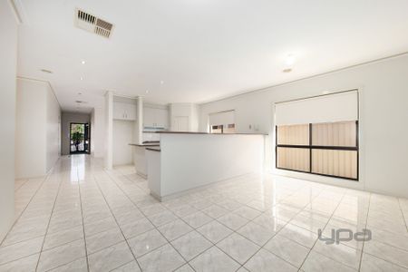 4 BEDROOM FAMILY HOME - Photo 2