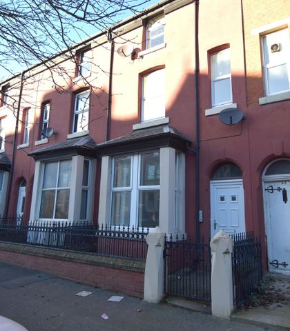 To Let 2 Bed Ground Floor Flat - Photo 2