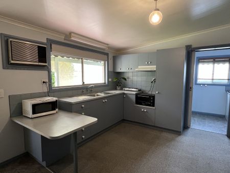 NEAT & TIDY STUDIO LIVING ! - Photo 3