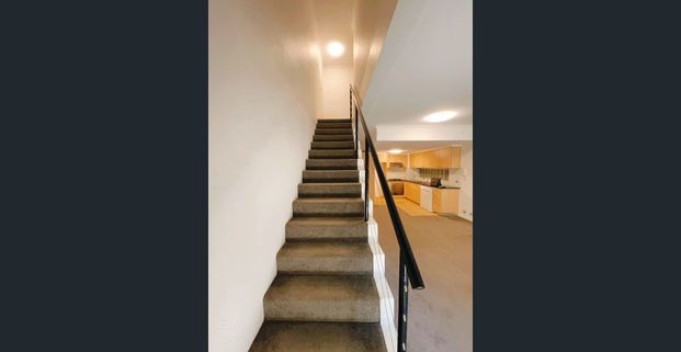 🏡【Bright North-Facing Split-Level Apartment | Prime Waterloo Location | Near USYD / UNSW / UTS】!CONFIRM THE LEASE TERM IN ADVANCE! - Photo 1