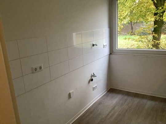 Etwas besonderes: ansprechende 2-Zimmer-Wohnung im Erdgeschoss mit Balkon in Sanierungsphase - Photo 1