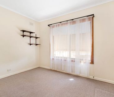 Neat 3 bedroom home with ample garage space - Photo 1