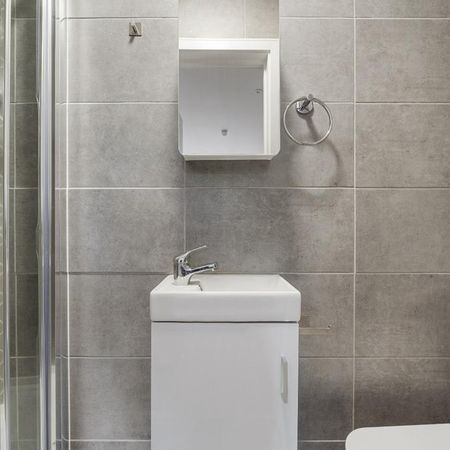 1 bedroom in a flat share to rent - Photo 4