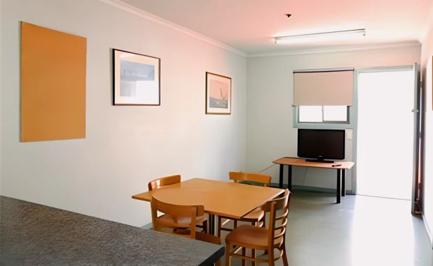 6 Bedroom Apartment Whole apartment - Photo 1