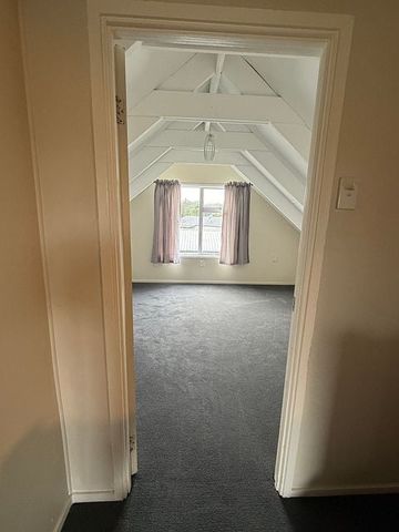 Newly renovated 3 bedroom home - Photo 5