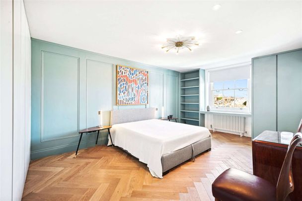 A light and bright, split-level three-bedroom apartment situated on the third and fourth floors (without lift) of a period conversion in the heart of South Kensington. - Photo 1